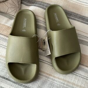 NWT Old Navy Slide, Green, Size 8